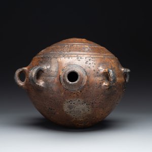 Five stoneware jugs or pilgrim flasks, including a Raeren example with armorial design, 16/17th C. and later — photo 6