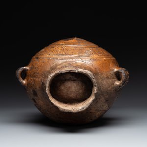 Five stoneware jugs or pilgrim flasks, including a Raeren example with armorial design, 16/17th C. and later — photo 7