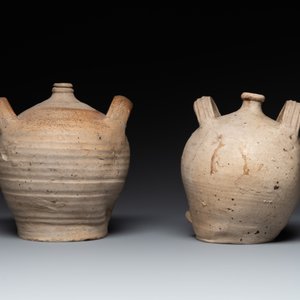 Five stoneware jugs or pilgrim flasks, including a Raeren example with armorial design, 16/17th C. and later — photo 10