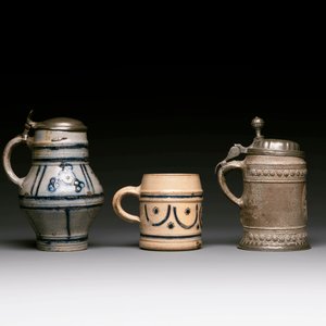Five stoneware mugs and jugs with various seals, Germany, 16/17th C. — 照片 2
