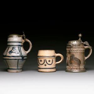 Five stoneware mugs and jugs with various seals, Germany, 16/17th C. — 照片 3
