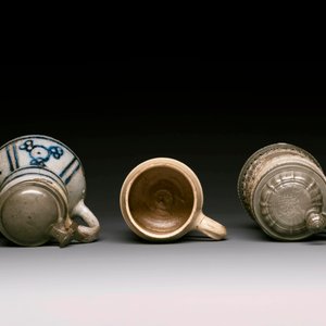 Five stoneware mugs and jugs with various seals, Germany, 16/17th C. — 照片 4