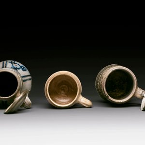 Five stoneware mugs and jugs with various seals, Germany, 16/17th C. — 照片 5