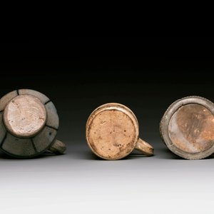 Five stoneware mugs and jugs with various seals, Germany, 16/17th C. — 照片 6