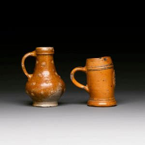 Five stoneware mugs and jugs with various seals, Germany, 16/17th C. — 照片 7