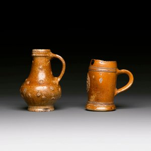 Five stoneware mugs and jugs with various seals, Germany, 16/17th C. — 照片 8