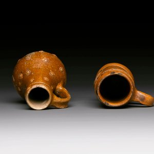 Five stoneware mugs and jugs with various seals, Germany, 16/17th C. — 照片 9