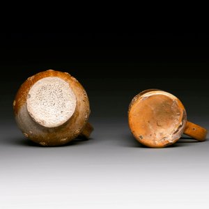 Five stoneware mugs and jugs with various seals, Germany, 16/17th C. — 照片 10