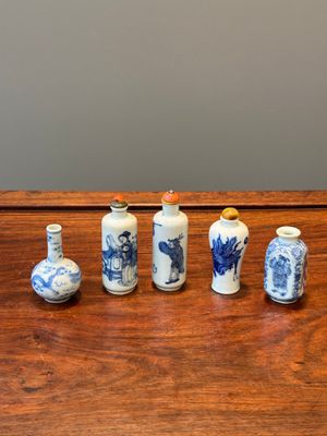 Five various Chinese blue and white snuff bottles, Yongzheng mark, 19/20th — photo 1