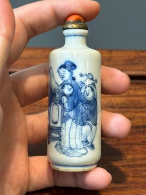 Five various Chinese blue and white snuff bottles, Yongzheng mark, 19/20th — photo 14