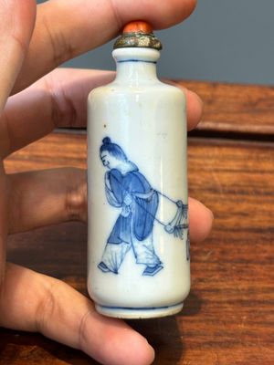 Five various Chinese blue and white snuff bottles, Yongzheng mark, 19/20th — photo 16