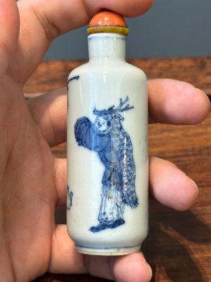 Five various Chinese blue and white snuff bottles, Yongzheng mark, 19/20th — photo 2
