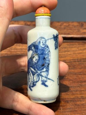 Five various Chinese blue and white snuff bottles, Yongzheng mark, 19/20th — photo 3