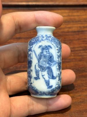 Five various Chinese blue and white snuff bottles, Yongzheng mark, 19/20th — photo 32