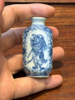 Five various Chinese blue and white snuff bottles, Yongzheng mark, 19/20th — photo 34