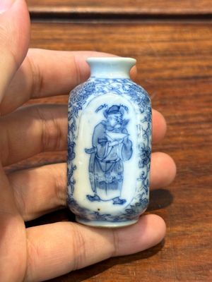 Five various Chinese blue and white snuff bottles, Yongzheng mark, 19/20th — photo 35