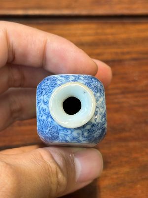 Five various Chinese blue and white snuff bottles, Yongzheng mark, 19/20th — photo 36