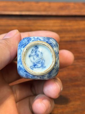 Five various Chinese blue and white snuff bottles, Yongzheng mark, 19/20th — photo 37