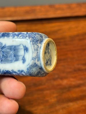 Five various Chinese blue and white snuff bottles, Yongzheng mark, 19/20th — photo 38