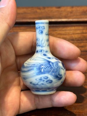 Five various Chinese blue and white snuff bottles, Yongzheng mark, 19/20th — photo 41