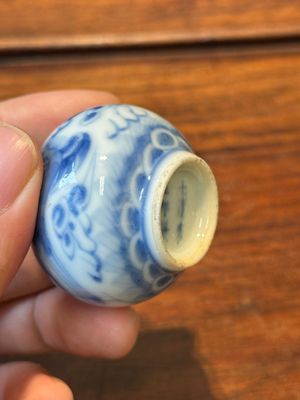 Five various Chinese blue and white snuff bottles, Yongzheng mark, 19/20th — photo 47