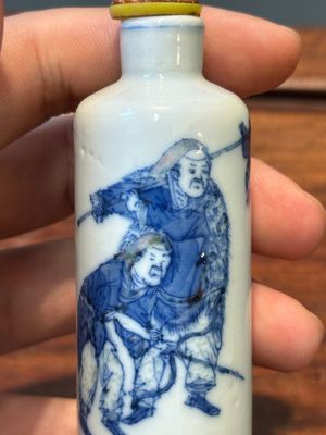 Five various Chinese blue and white snuff bottles, Yongzheng mark, 19/20th — photo 7