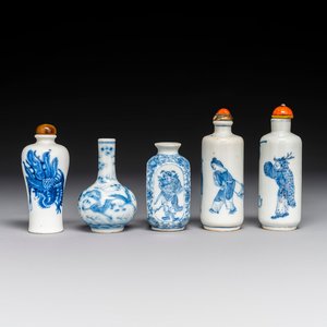 Five various Chinese blue and white snuff bottles, Yongzheng mark, 19/20th — photo 1