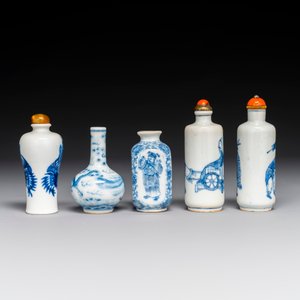 Five various Chinese blue and white snuff bottles, Yongzheng mark, 19/20th — photo 3