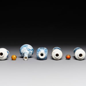 Five various Chinese blue and white snuff bottles, Yongzheng mark, 19/20th — photo 5