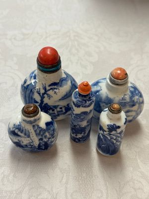 Five various Chinese blue and white snuff bottles, Yongzheng, Qianlong and Tongzhi marks, 19th C. — photo 1