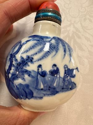 Five various Chinese blue and white snuff bottles, Yongzheng, Qianlong and Tongzhi marks, 19th C. — photo 11