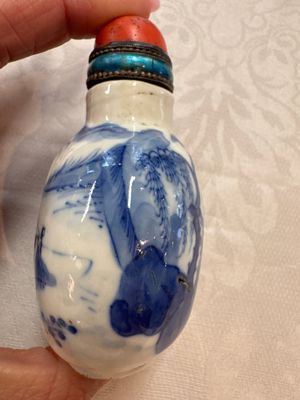 Five various Chinese blue and white snuff bottles, Yongzheng, Qianlong and Tongzhi marks, 19th C. — photo 12