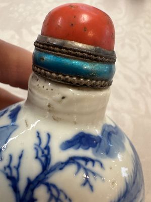 Five various Chinese blue and white snuff bottles, Yongzheng, Qianlong and Tongzhi marks, 19th C. — photo 13