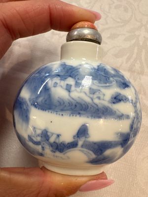 Five various Chinese blue and white snuff bottles, Yongzheng, Qianlong and Tongzhi marks, 19th C. — photo 17