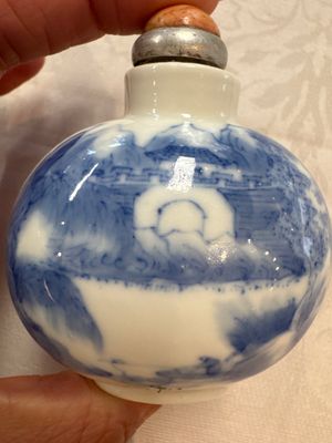 Five various Chinese blue and white snuff bottles, Yongzheng, Qianlong and Tongzhi marks, 19th C. — photo 19
