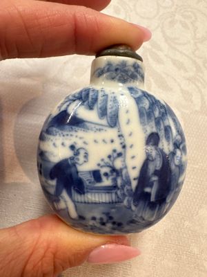 Five various Chinese blue and white snuff bottles, Yongzheng, Qianlong and Tongzhi marks, 19th C. — photo 2