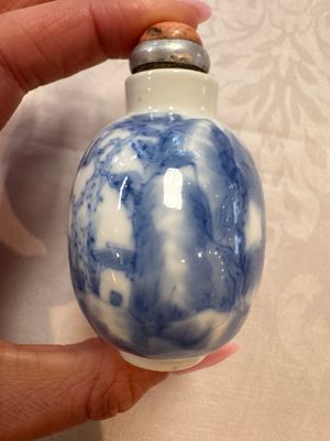 Five various Chinese blue and white snuff bottles, Yongzheng, Qianlong and Tongzhi marks, 19th C. — photo 20