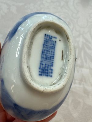 Five various Chinese blue and white snuff bottles, Yongzheng, Qianlong and Tongzhi marks, 19th C. — photo 22