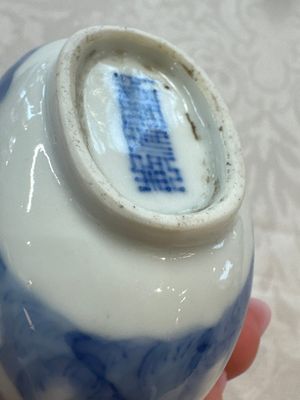 Five various Chinese blue and white snuff bottles, Yongzheng, Qianlong and Tongzhi marks, 19th C. — photo 23