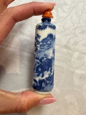 Five various Chinese blue and white snuff bottles, Yongzheng, Qianlong and Tongzhi marks, 19th C. — photo 25