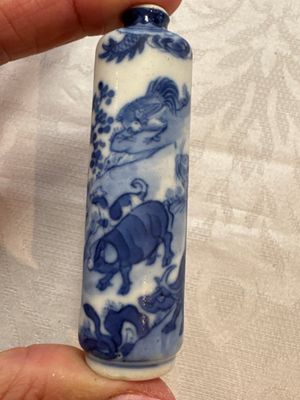 Five various Chinese blue and white snuff bottles, Yongzheng, Qianlong and Tongzhi marks, 19th C. — photo 26