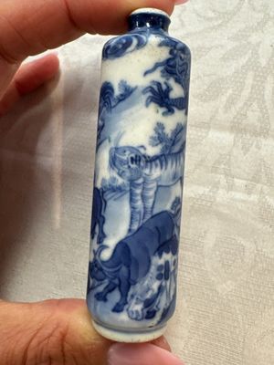 Five various Chinese blue and white snuff bottles, Yongzheng, Qianlong and Tongzhi marks, 19th C. — photo 27