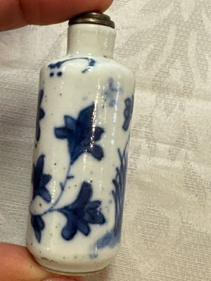 Five various Chinese blue and white snuff bottles, Yongzheng, Qianlong and Tongzhi marks, 19th C. — photo 34