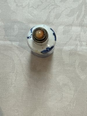 Five various Chinese blue and white snuff bottles, Yongzheng, Qianlong and Tongzhi marks, 19th C. — photo 38