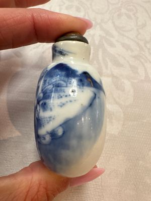 Five various Chinese blue and white snuff bottles, Yongzheng, Qianlong and Tongzhi marks, 19th C. — photo 5