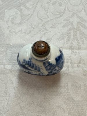 Five various Chinese blue and white snuff bottles, Yongzheng, Qianlong and Tongzhi marks, 19th C. — photo 6