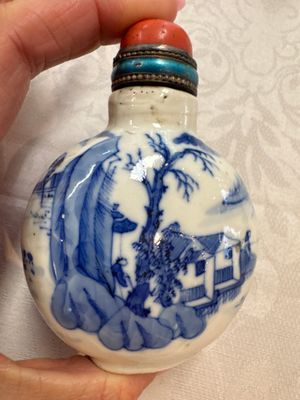 Five various Chinese blue and white snuff bottles, Yongzheng, Qianlong and Tongzhi marks, 19th C. — photo 9