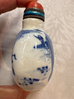 Five various Chinese blue and white snuff bottles, Yongzheng, Qianlong and Tongzhi marks, 19th C. — photo 10