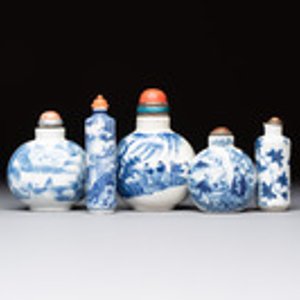 Five various Chinese blue and white snuff bottles, Yongzheng, Qianlong and Tongzhi marks, 19th C. — photo 1