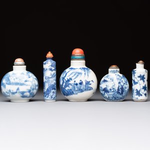 Five various Chinese blue and white snuff bottles, Yongzheng, Qianlong and Tongzhi marks, 19th C. — photo 2